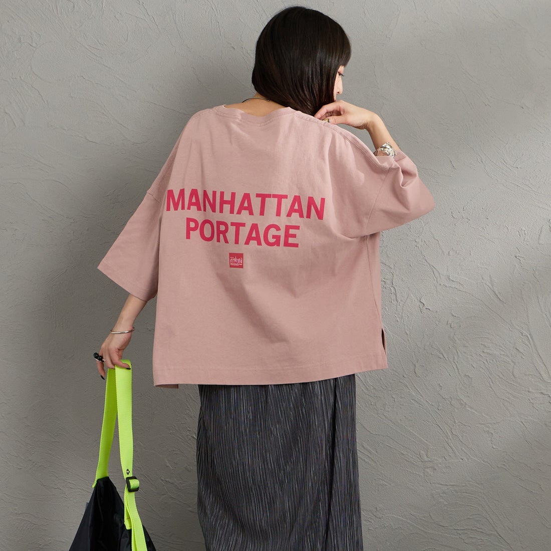 MANHATTAN PORTAGE [マンハッタンポーテージ] 別注 ショート丈 バックプリントTシャツ [26SSMP-INL018-JF] PINK &&モデル身長：150cm 着用サイズ：F&&