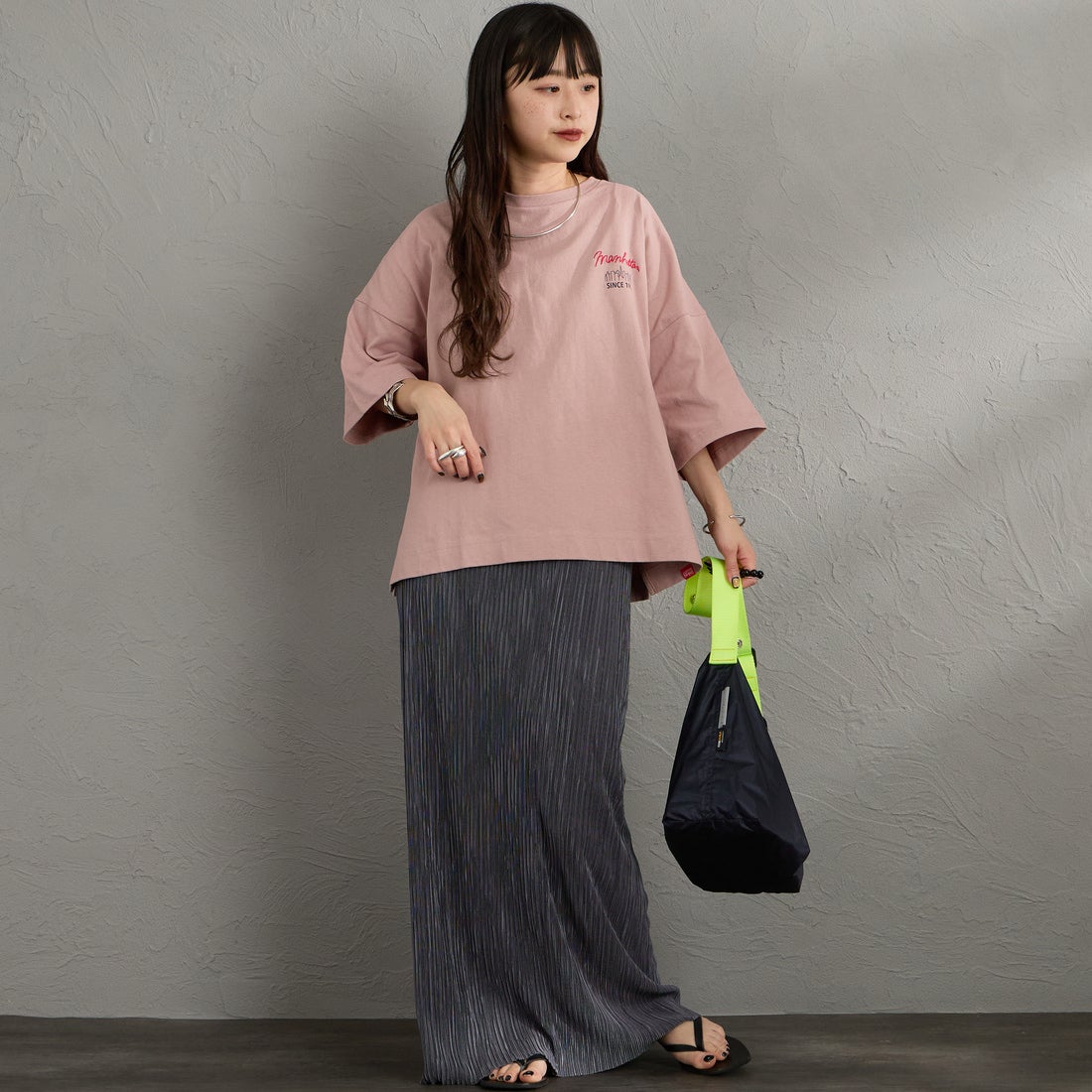 MANHATTAN PORTAGE [マンハッタンポーテージ] 別注 ショート丈 バックプリントTシャツ [26SSMP-INL018-JF] PINK &&モデル身長：150cm 着用サイズ：F&&