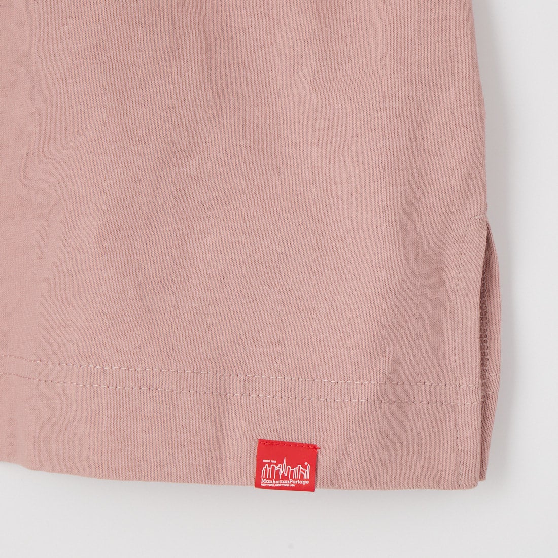 MANHATTAN PORTAGE [マンハッタンポーテージ] 別注 ショート丈 バックプリントTシャツ [26SSMP-INL018-JF] PINK
