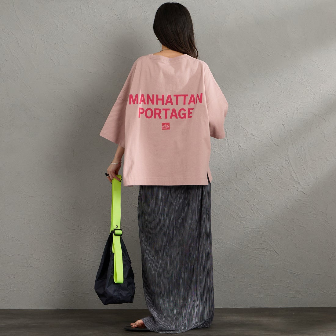 MANHATTAN PORTAGE [マンハッタンポーテージ] 別注 ショート丈 バックプリントTシャツ [26SSMP-INL018-JF] PINK &&モデル身長：150cm 着用サイズ：F&&