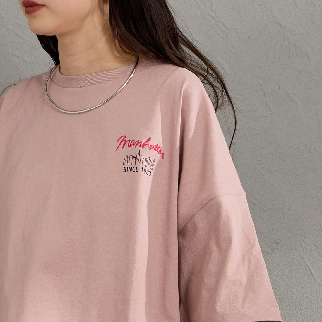MANHATTAN PORTAGE [マンハッタンポーテージ] 別注 ショート丈 バックプリントTシャツ [26SSMP-INL018-JF] PINK &&モデル身長：150cm 着用サイズ：F&&