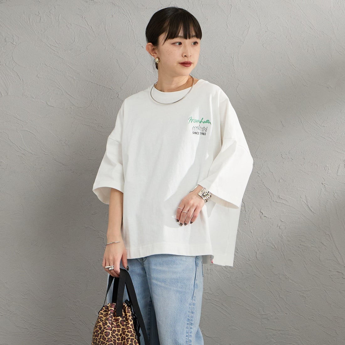 MANHATTAN PORTAGE [マンハッタンポーテージ] 別注 ショート丈 バックプリントTシャツ [26SSMP-INL018-JF] WHITE &&モデル身長：150cm 着用サイズ：F&&