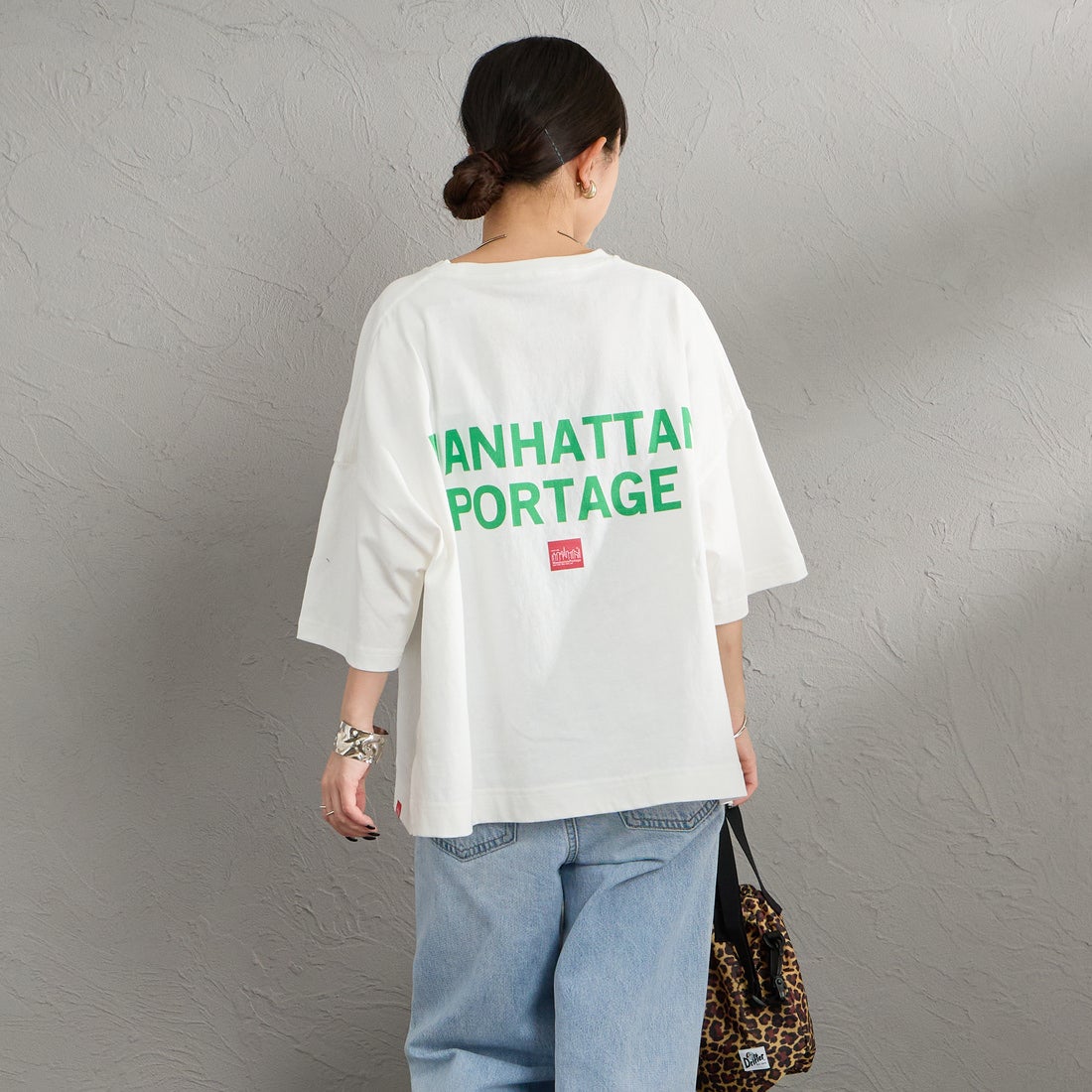 MANHATTAN PORTAGE [マンハッタンポーテージ] 別注 ショート丈 バックプリントTシャツ [26SSMP-INL018-JF] WHITE &&モデル身長：150cm 着用サイズ：F&&