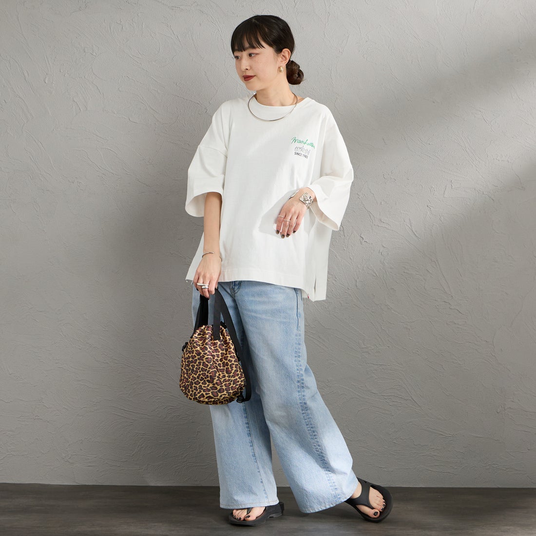 MANHATTAN PORTAGE [マンハッタンポーテージ] 別注 ショート丈 バックプリントTシャツ [26SSMP-INL018-JF] WHITE &&モデル身長：150cm 着用サイズ：F&&