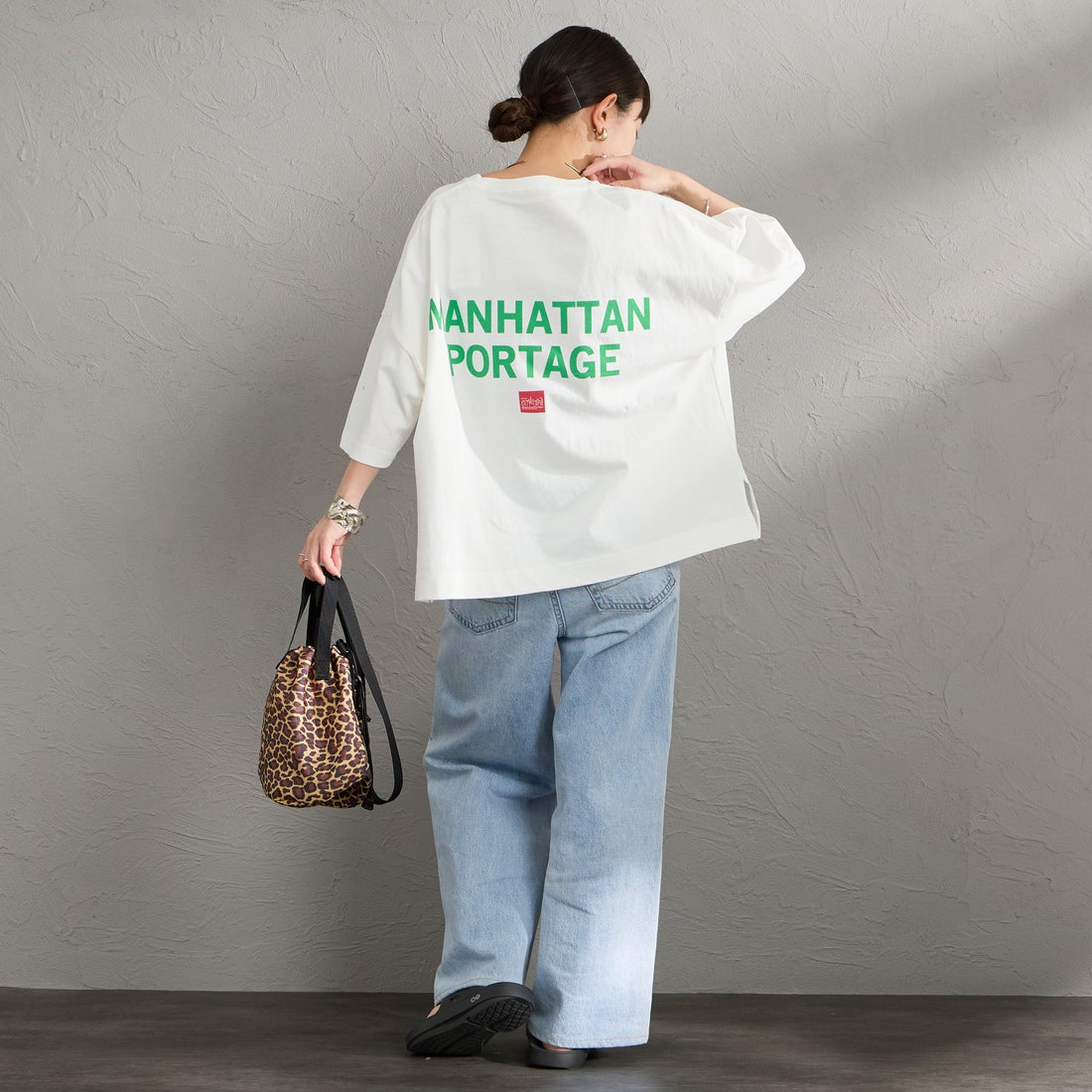 MANHATTAN PORTAGE [マンハッタンポーテージ] 別注 ショート丈 バックプリントTシャツ [26SSMP-INL018-JF] WHITE &&モデル身長：150cm 着用サイズ：F&&