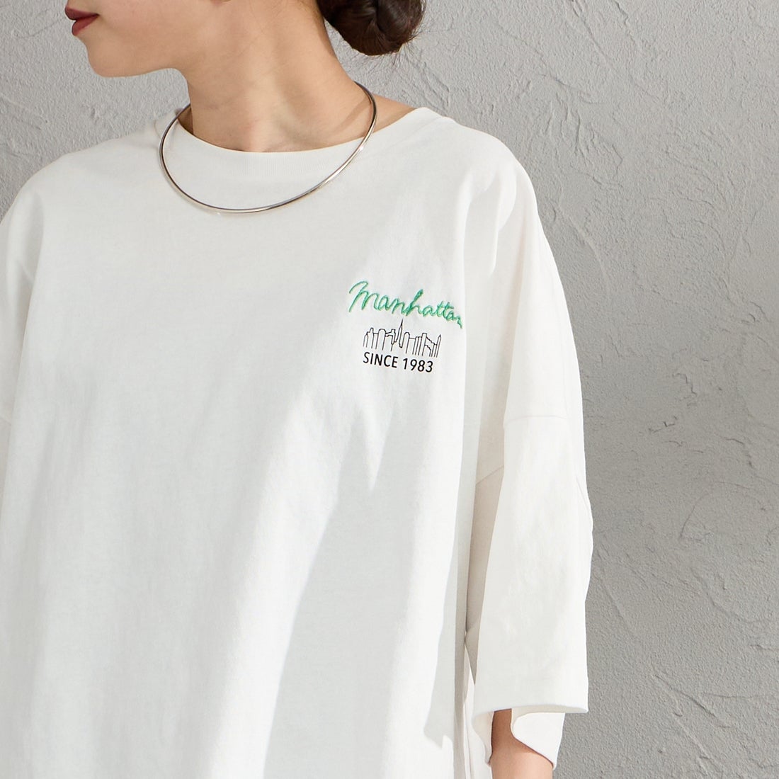 MANHATTAN PORTAGE [マンハッタンポーテージ] 別注 ショート丈 バックプリントTシャツ [26SSMP-INL018-JF] WHITE &&モデル身長：150cm 着用サイズ：F&&