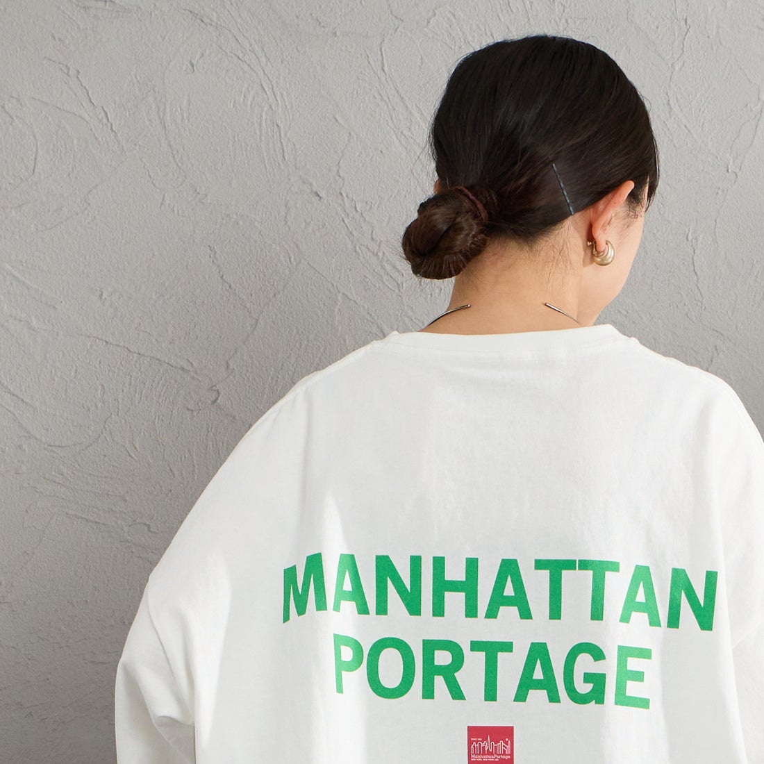 MANHATTAN PORTAGE [マンハッタンポーテージ] 別注 ショート丈 バックプリントTシャツ [26SSMP-INL018-JF] WHITE &&モデル身長：150cm 着用サイズ：F&&
