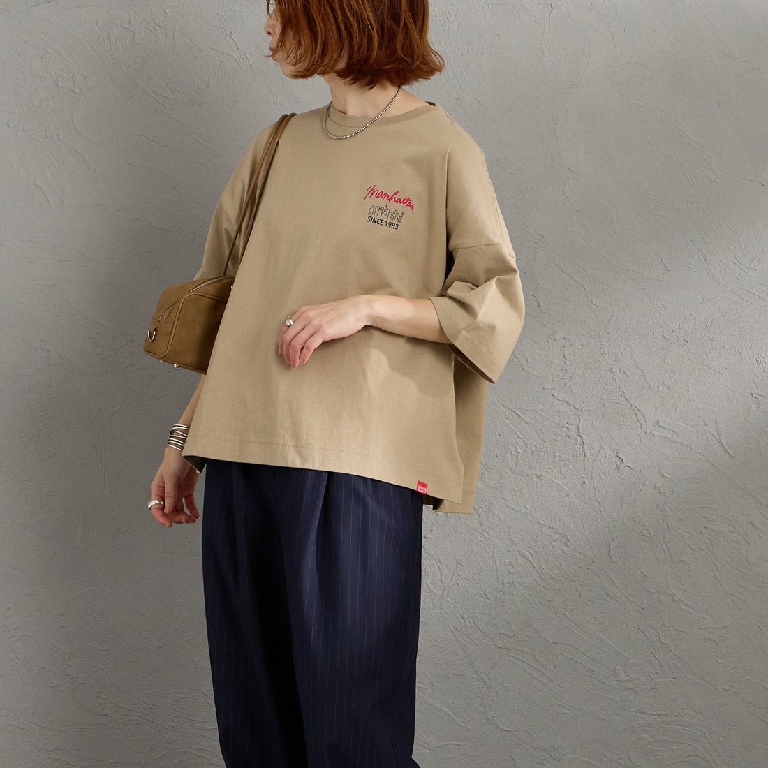 MANHATTAN PORTAGE [マンハッタンポーテージ] 別注 ショート丈 バックプリントTシャツ [26SSMP-INL018-JF] BEIGE &&モデル身長：158cm 着用サイズ：F&&