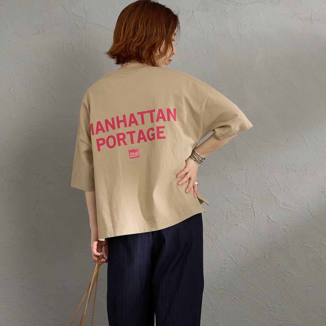 MANHATTAN PORTAGE [マンハッタンポーテージ] 別注 ショート丈 バックプリントTシャツ [26SSMP-INL018-JF] BEIGE &&モデル身長：158cm 着用サイズ：F&&