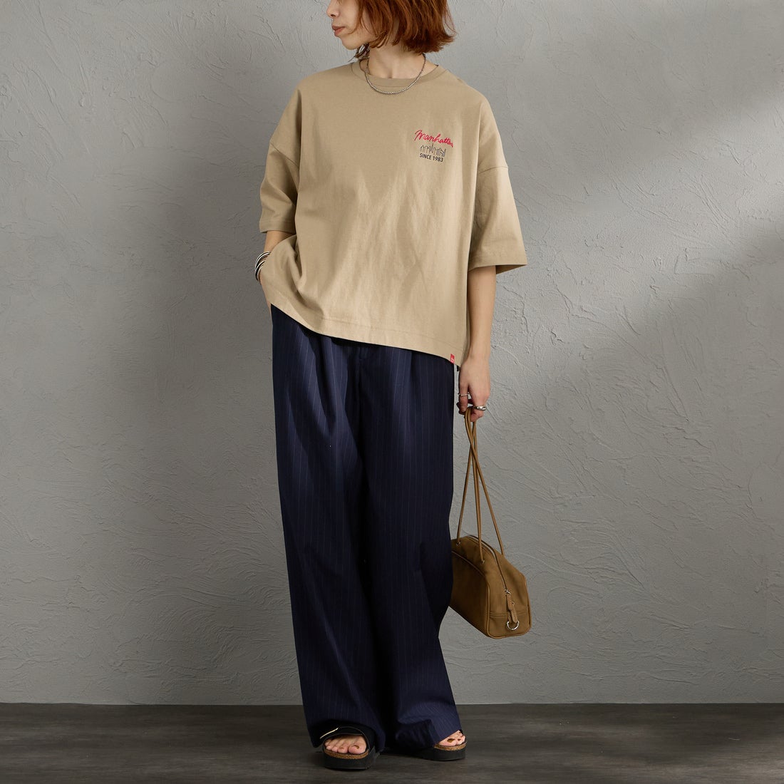 MANHATTAN PORTAGE [マンハッタンポーテージ] 別注 ショート丈 バックプリントTシャツ [26SSMP-INL018-JF] BEIGE &&モデル身長：158cm 着用サイズ：F&&