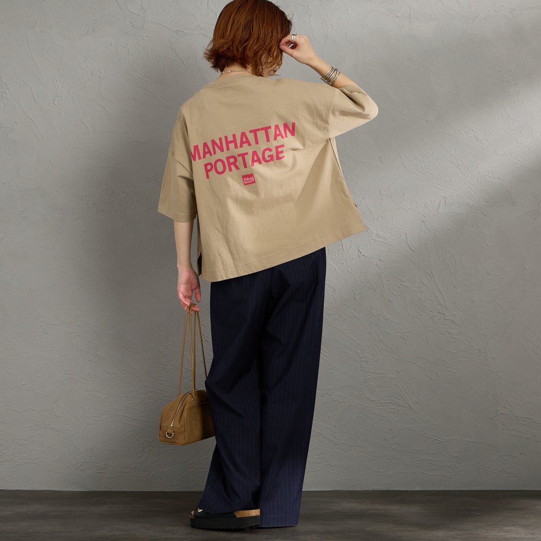 MANHATTAN PORTAGE [マンハッタンポーテージ] 別注 ショート丈 バックプリントTシャツ [26SSMP-INL018-JF] BEIGE &&モデル身長：158cm 着用サイズ：F&&