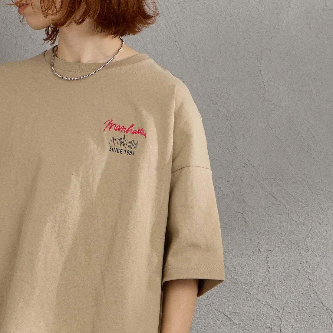MANHATTAN PORTAGE [マンハッタンポーテージ] 別注 ショート丈 バックプリントTシャツ [26SSMP-INL018-JF] BEIGE &&モデル身長：158cm 着用サイズ：F&&