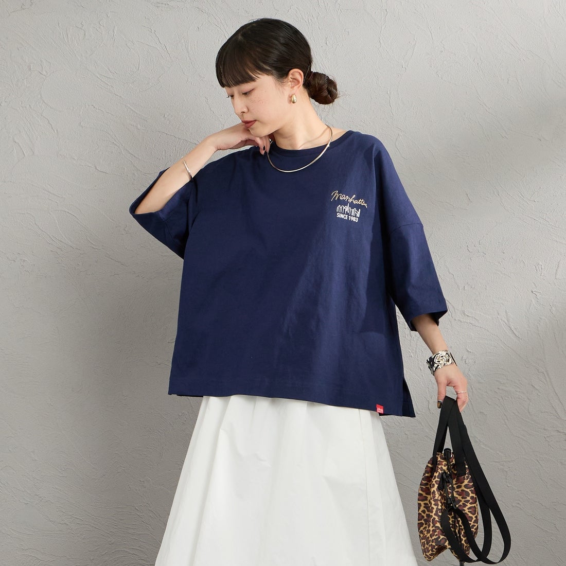 MANHATTAN PORTAGE [マンハッタンポーテージ] 別注 ショート丈 バックプリントTシャツ [26SSMP-INL018-JF] NAVY &&モデル身長：150cm 着用サイズ：F&&