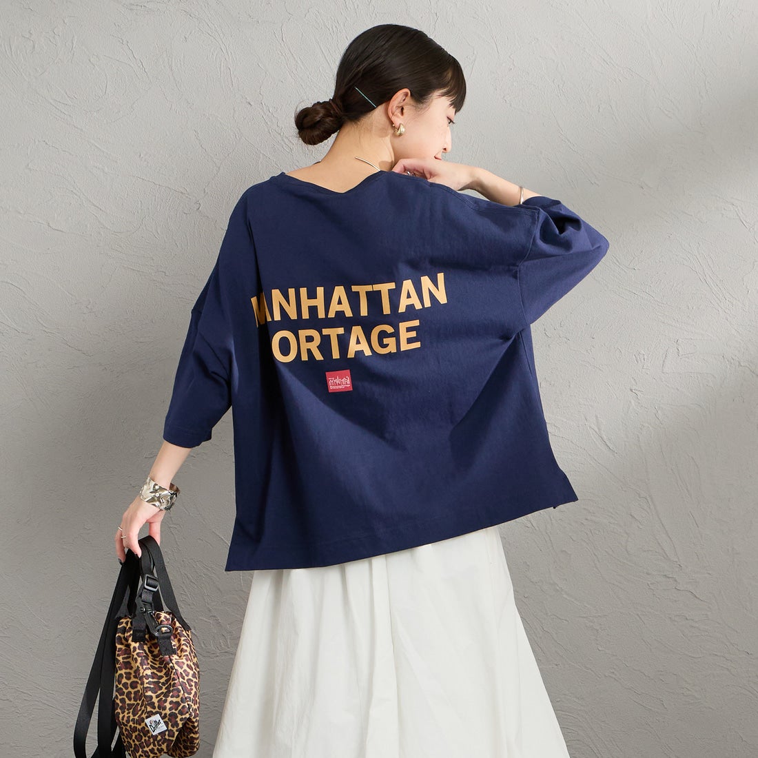MANHATTAN PORTAGE [マンハッタンポーテージ] 別注 ショート丈 バックプリントTシャツ [26SSMP-INL018-JF] NAVY &&モデル身長：150cm 着用サイズ：F&&