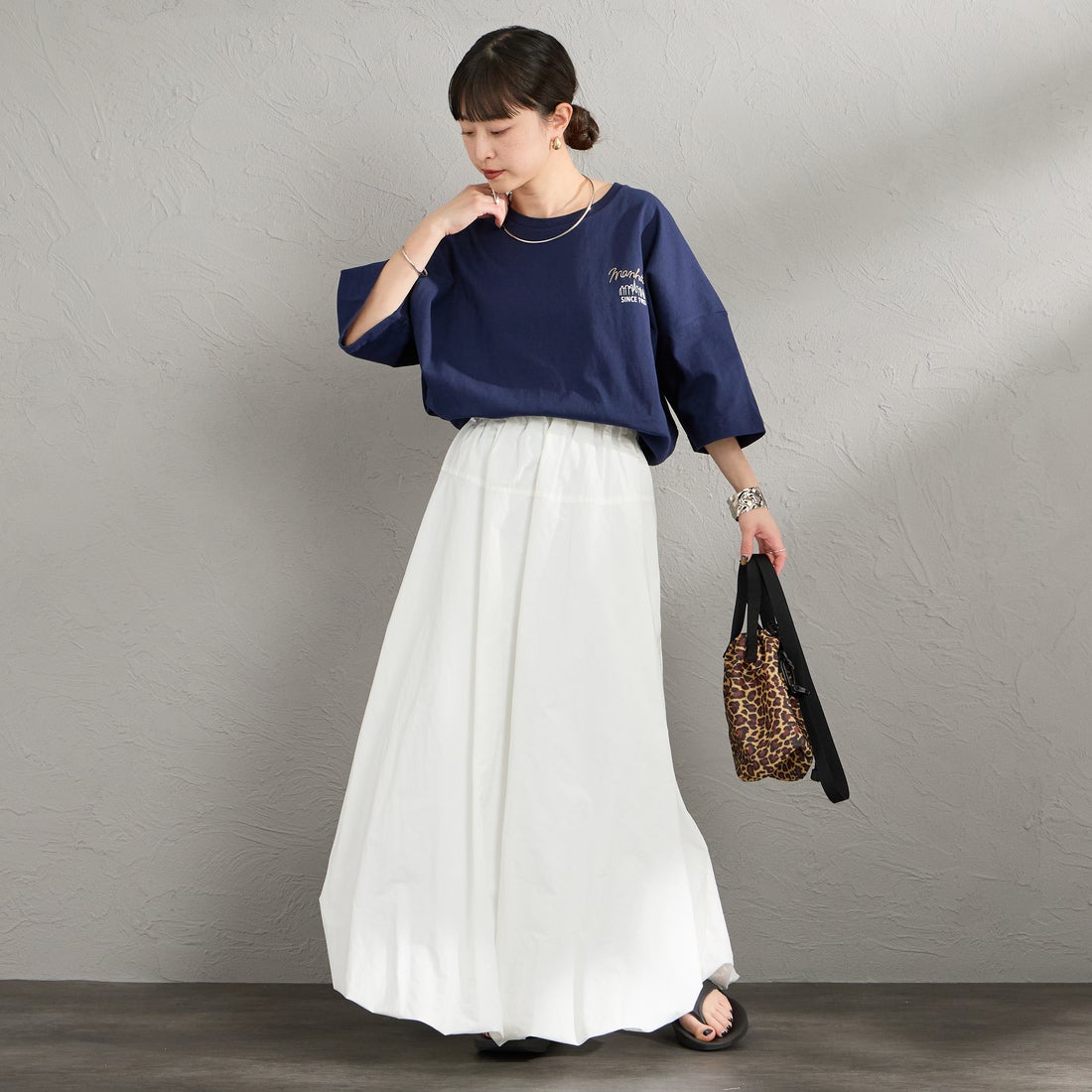 MANHATTAN PORTAGE [マンハッタンポーテージ] 別注 ショート丈 バックプリントTシャツ [26SSMP-INL018-JF] NAVY &&モデル身長：150cm 着用サイズ：F&&