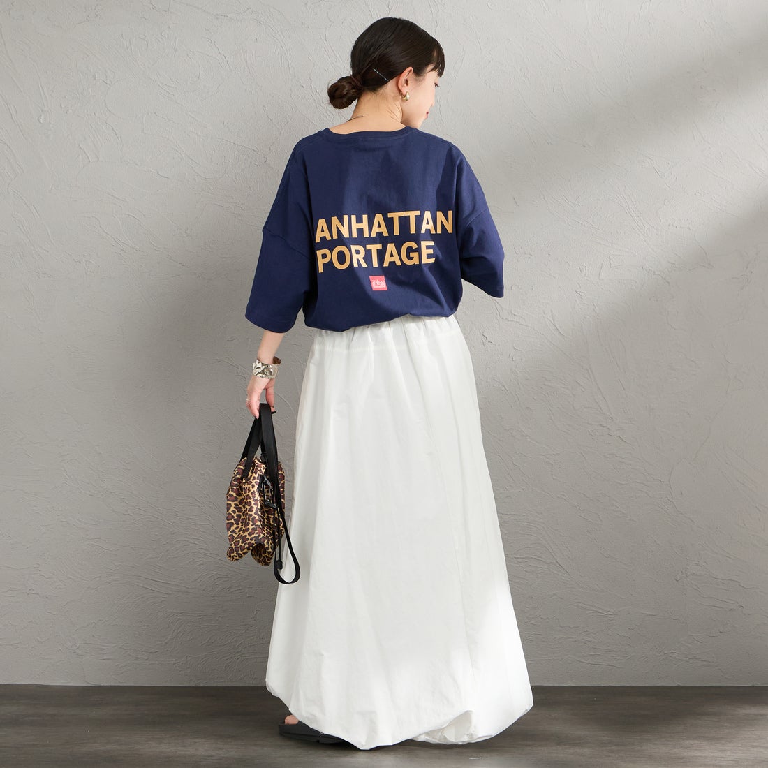 MANHATTAN PORTAGE [マンハッタンポーテージ] 別注 ショート丈 バックプリントTシャツ [26SSMP-INL018-JF] NAVY &&モデル身長：150cm 着用サイズ：F&&