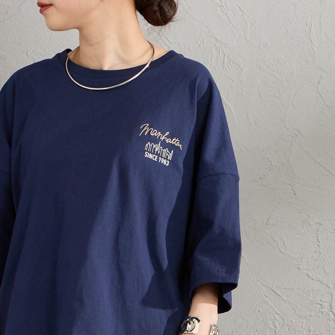 MANHATTAN PORTAGE [マンハッタンポーテージ] 別注 ショート丈 バックプリントTシャツ [26SSMP-INL018-JF] NAVY &&モデル身長：150cm 着用サイズ：F&&