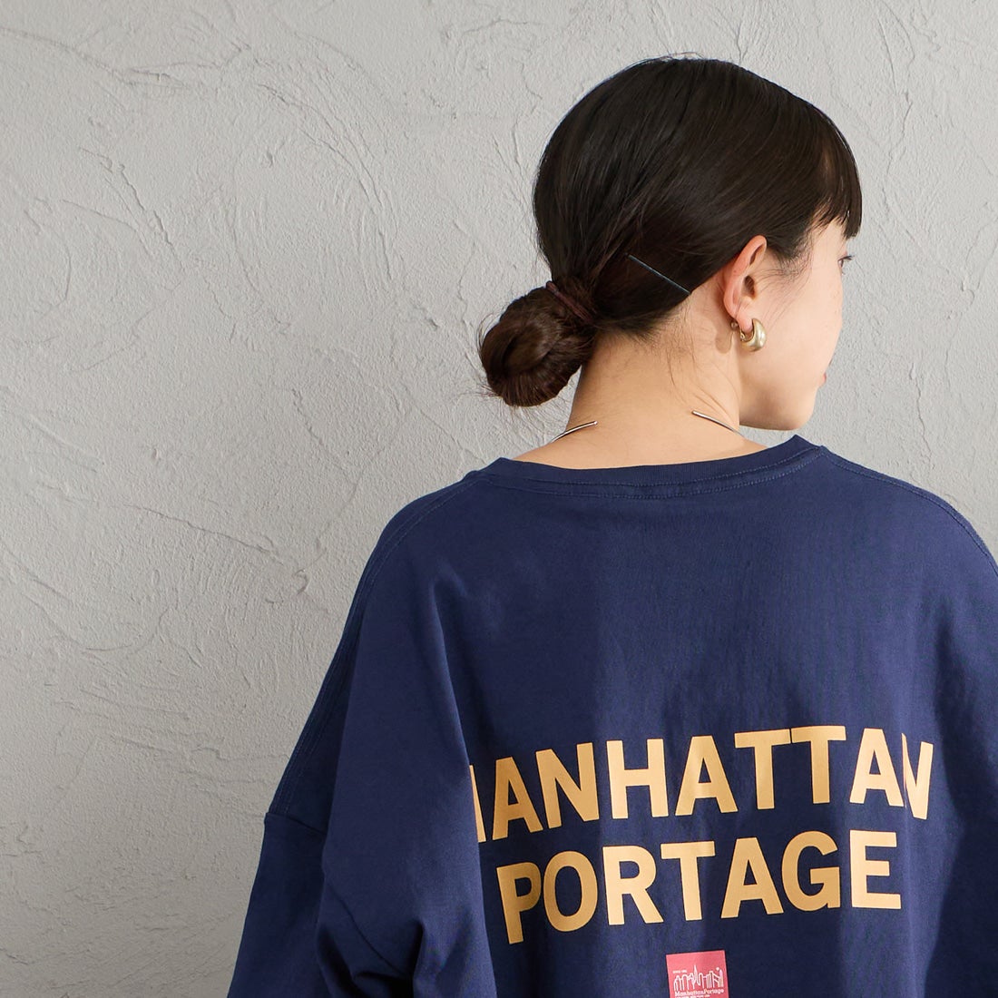 MANHATTAN PORTAGE [マンハッタンポーテージ] 別注 ショート丈 バックプリントTシャツ [26SSMP-INL018-JF] NAVY &&モデル身長：150cm 着用サイズ：F&&