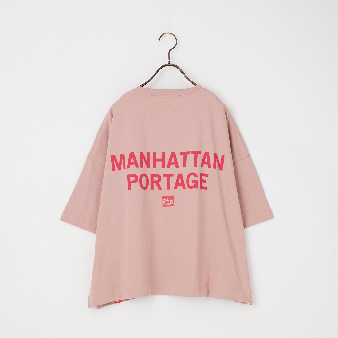 MANHATTAN PORTAGE [マンハッタンポーテージ] 別注 ショート丈 バックプリントTシャツ [26SSMP-INL018-JF] PINK