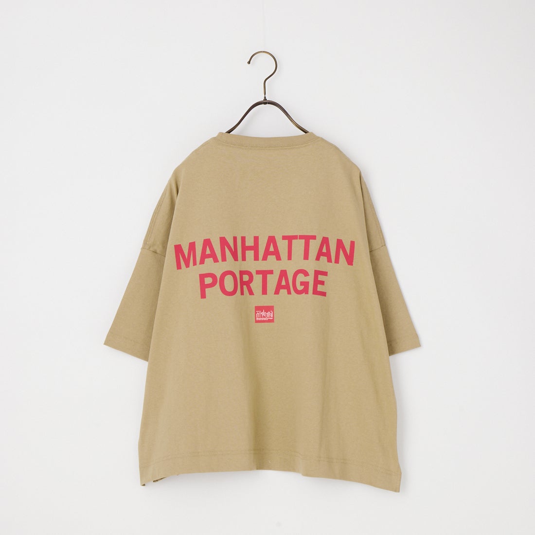 MANHATTAN PORTAGE [マンハッタンポーテージ] 別注 ショート丈 バックプリントTシャツ [26SSMP-INL018-JF] BEIGE