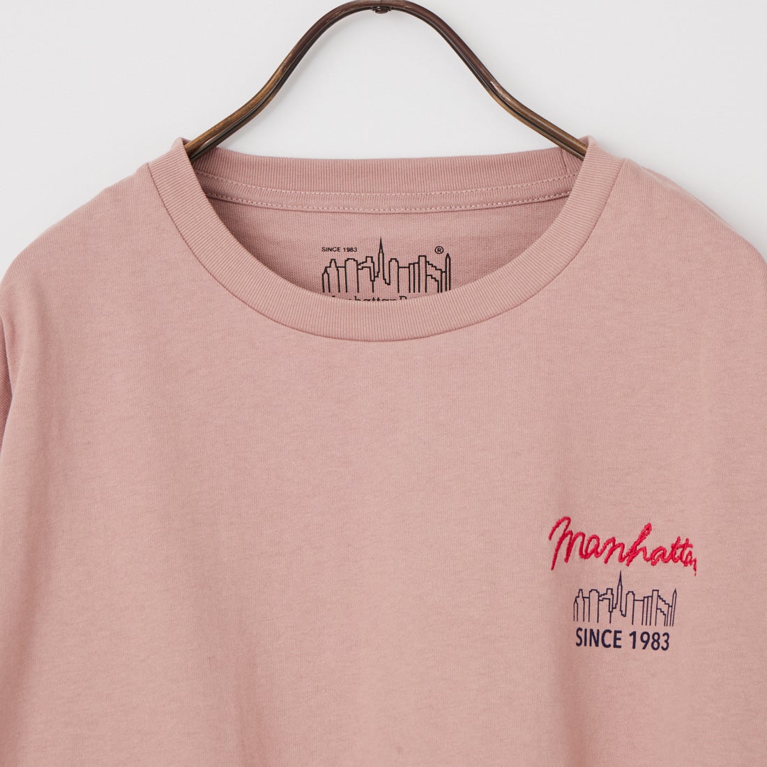 MANHATTAN PORTAGE [マンハッタンポーテージ] 別注 ショート丈 バックプリントTシャツ [26SSMP-INL018-JF] PINK