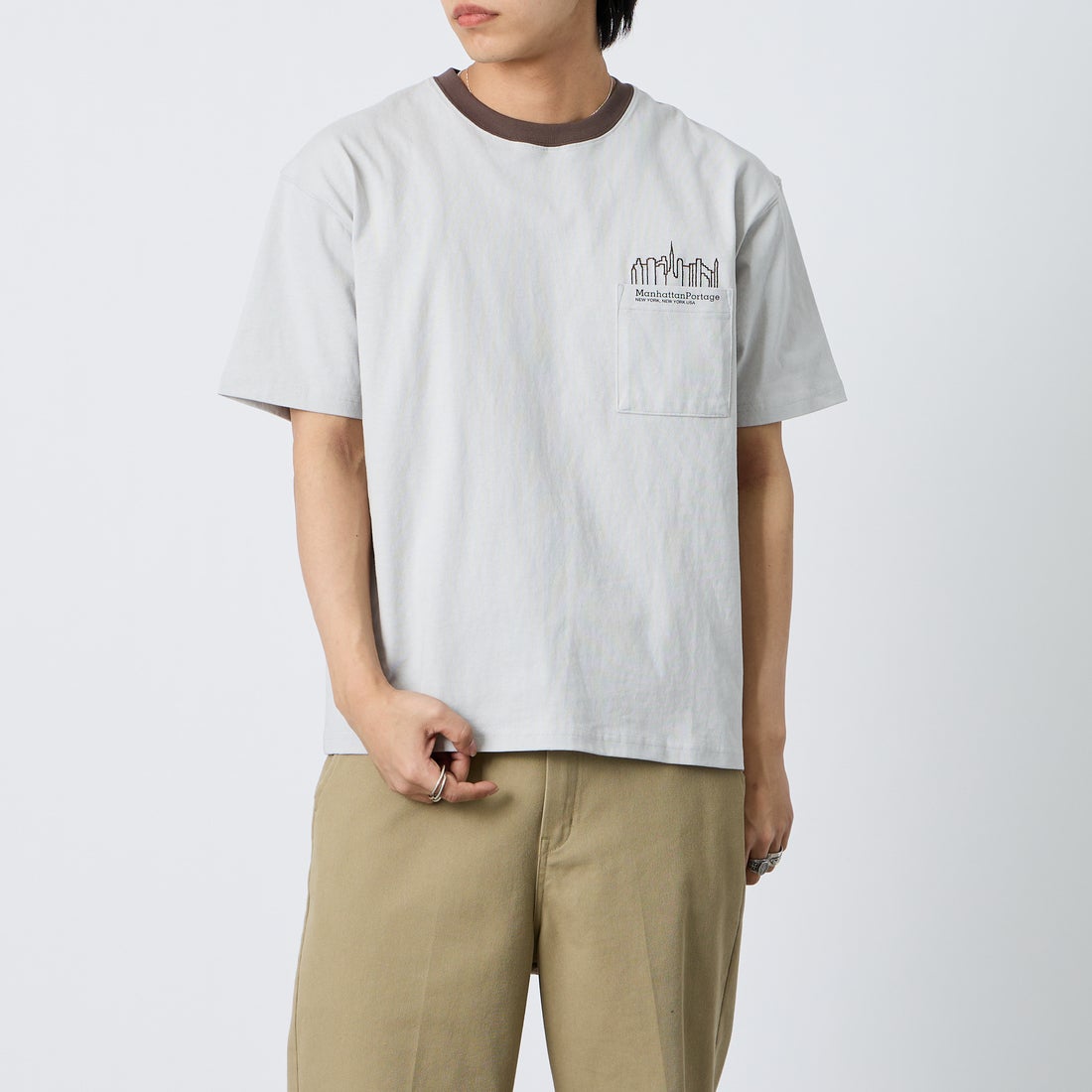 MANHATTAN PORTAGE [マンハッタンポーテージ] 別注 ポケット刺繍 バックプリントTシャツ [26SSMP-IN78-JF] L.GRAY &&モデル身長：179cm 着用サイズ：L&&