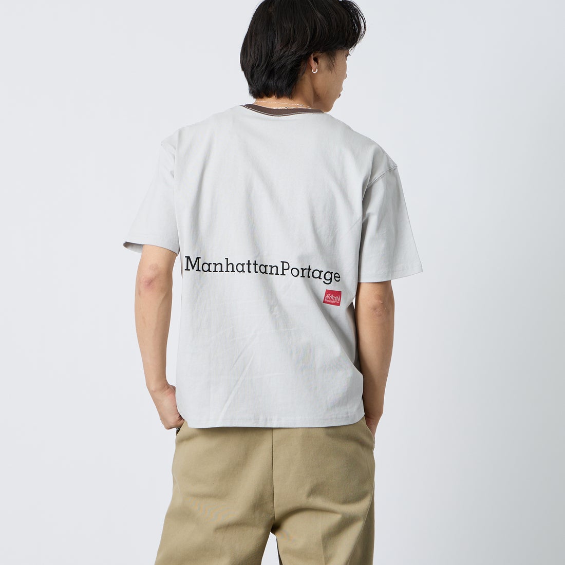 MANHATTAN PORTAGE [マンハッタンポーテージ] 別注 ポケット刺繍 バックプリントTシャツ [26SSMP-IN78-JF] L.GRAY &&モデル身長：179cm 着用サイズ：L&&