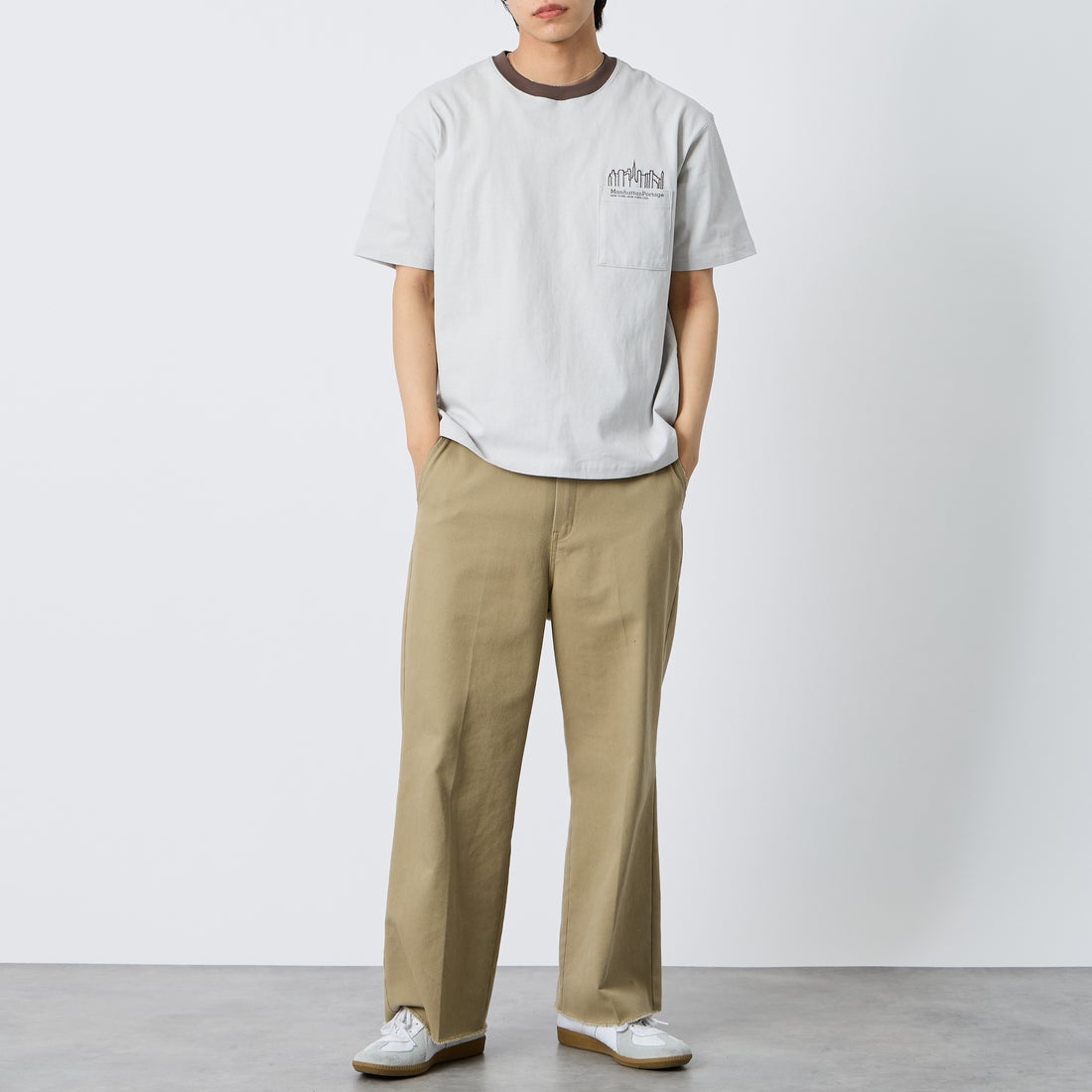 MANHATTAN PORTAGE [マンハッタンポーテージ] 別注 ポケット刺繍 バックプリントTシャツ [26SSMP-IN78-JF] L.GRAY &&モデル身長：179cm 着用サイズ：L&&