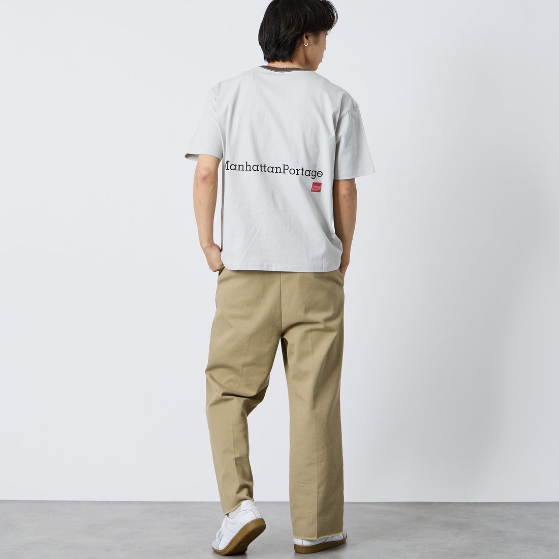 MANHATTAN PORTAGE [マンハッタンポーテージ] 別注 ポケット刺繍 バックプリントTシャツ [26SSMP-IN78-JF] L.GRAY &&モデル身長：179cm 着用サイズ：L&&