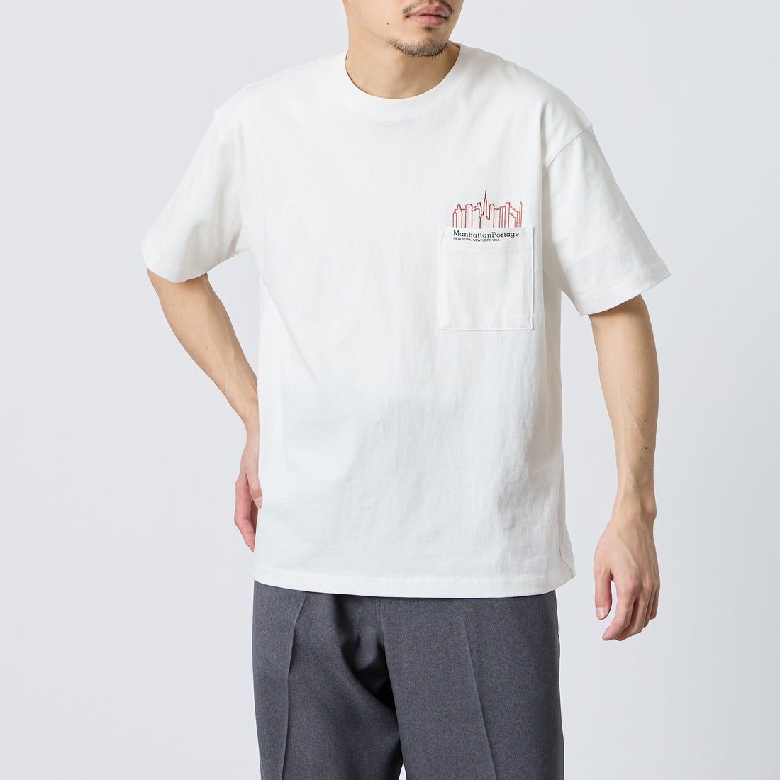 MANHATTAN PORTAGE [マンハッタンポーテージ] 別注 ポケット刺繍 バックプリントTシャツ [26SSMP-IN78-JF] WHITE &&モデル身長：168cm 着用サイズ：M&&