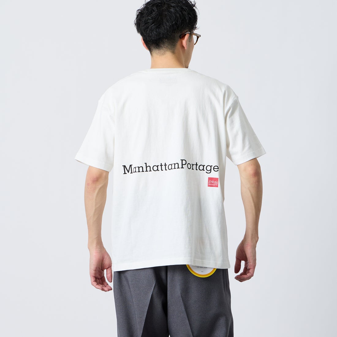 MANHATTAN PORTAGE [マンハッタンポーテージ] 別注 ポケット刺繍 バックプリントTシャツ [26SSMP-IN78-JF] WHITE &&モデル身長：168cm 着用サイズ：M&&
