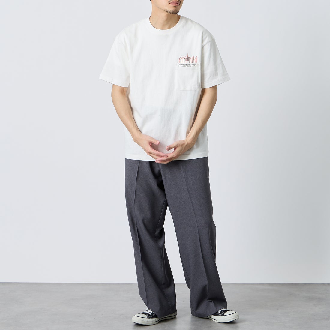 MANHATTAN PORTAGE [マンハッタンポーテージ] 別注 ポケット刺繍 バックプリントTシャツ [26SSMP-IN78-JF] WHITE &&モデル身長：168cm 着用サイズ：M&&