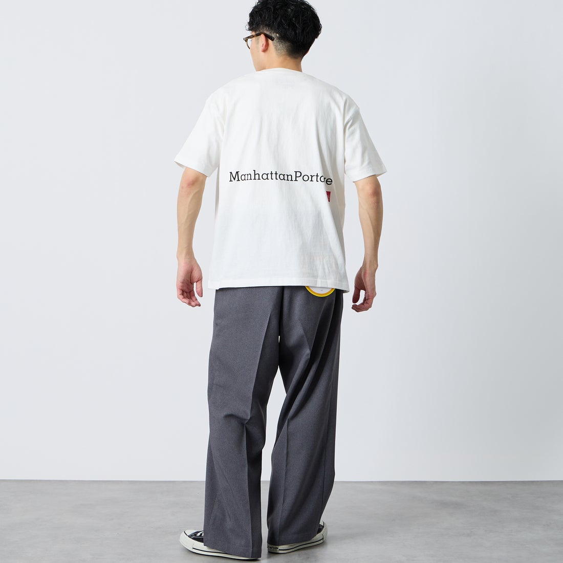 MANHATTAN PORTAGE [マンハッタンポーテージ] 別注 ポケット刺繍 バックプリントTシャツ [26SSMP-IN78-JF] WHITE &&モデル身長：168cm 着用サイズ：M&&