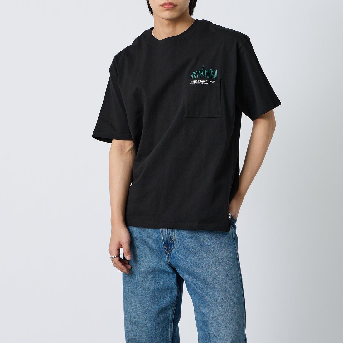 MANHATTAN PORTAGE [マンハッタンポーテージ] 別注 ポケット刺繍 バックプリントTシャツ [26SSMP-IN78-JF] BLACK &&モデル身長：179cm 着用サイズ：XL&&