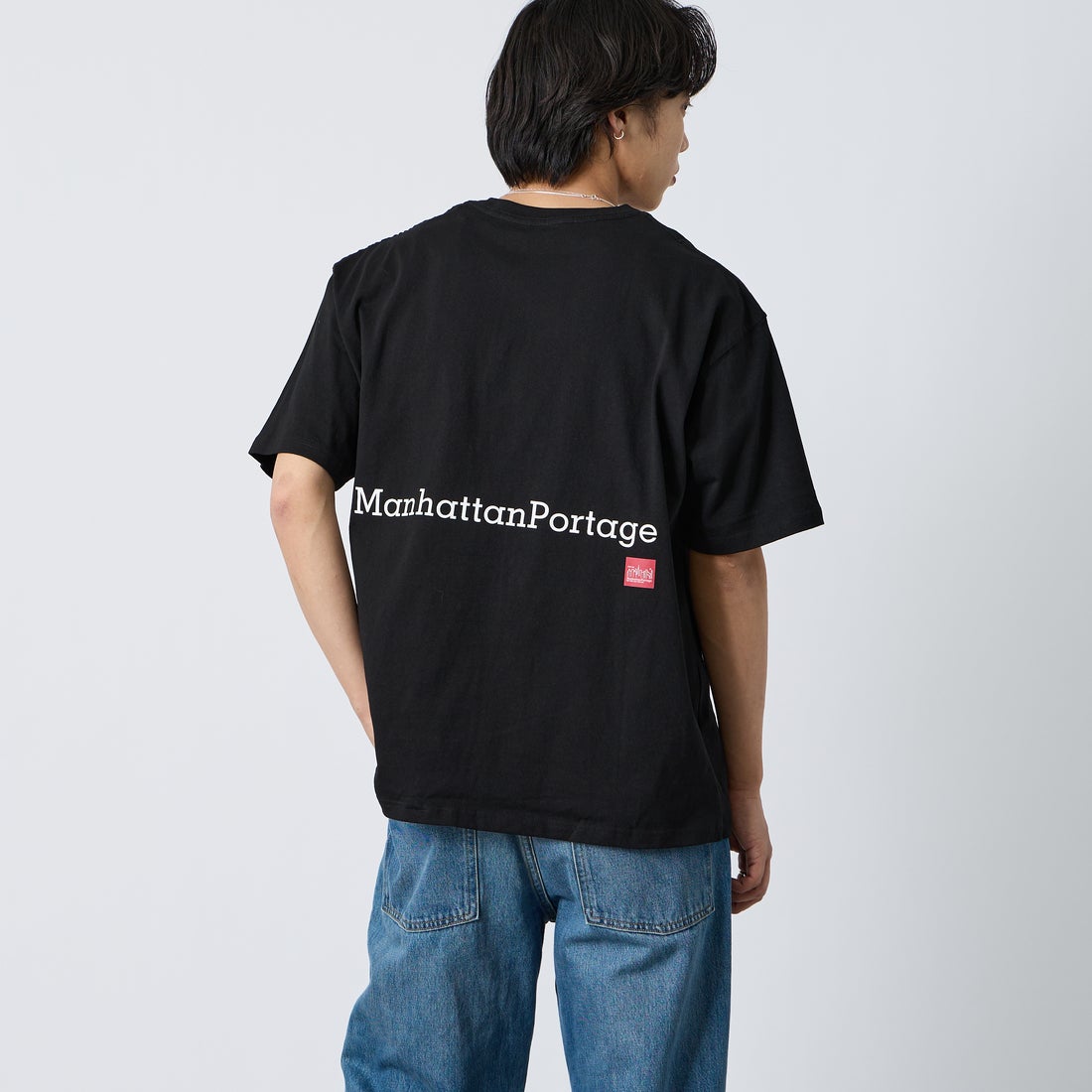 MANHATTAN PORTAGE [マンハッタンポーテージ] 別注 ポケット刺繍 バックプリントTシャツ [26SSMP-IN78-JF] BLACK &&モデル身長：179cm 着用サイズ：XL&&