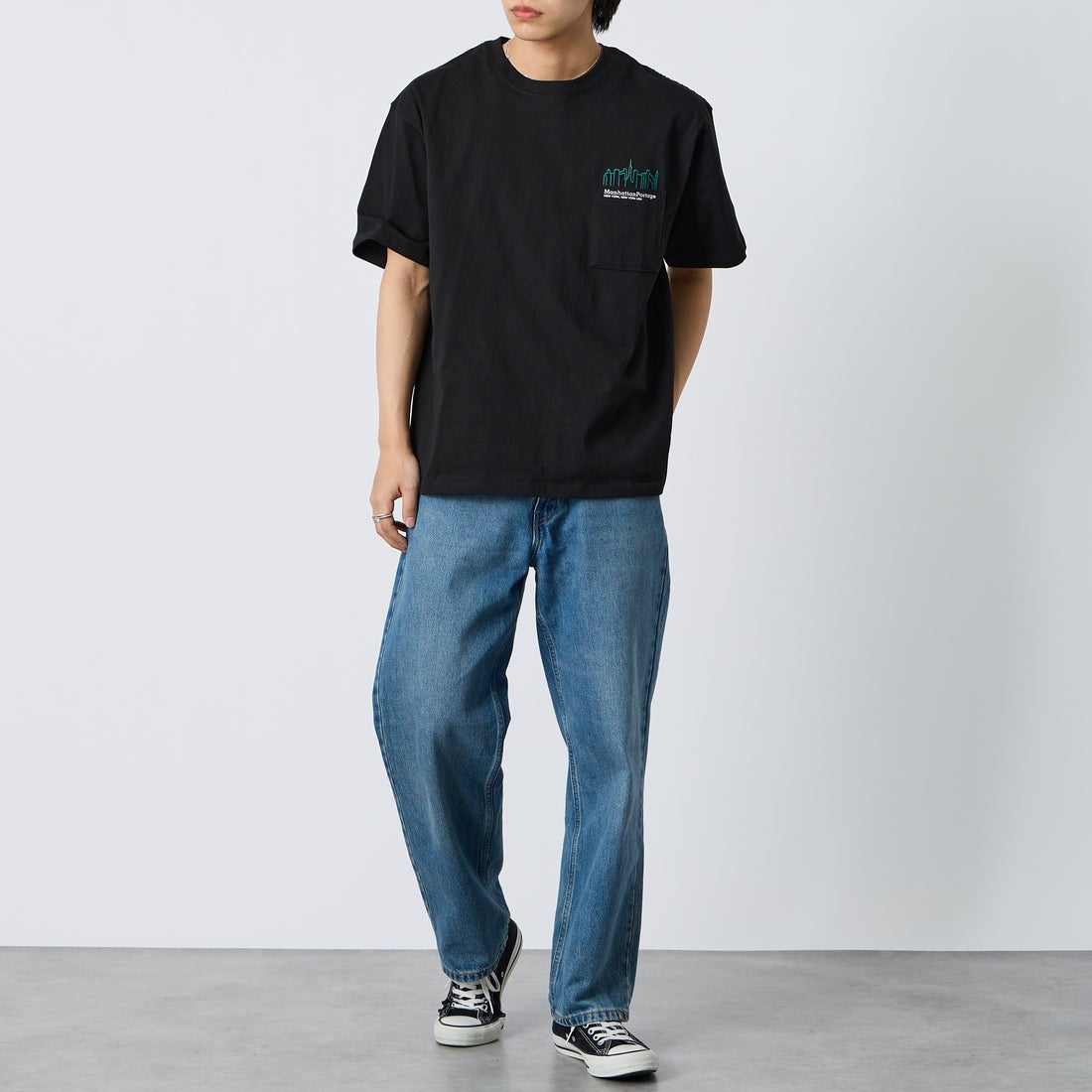 MANHATTAN PORTAGE [マンハッタンポーテージ] 別注 ポケット刺繍 バックプリントTシャツ [26SSMP-IN78-JF] BLACK &&モデル身長：179cm 着用サイズ：XL&&