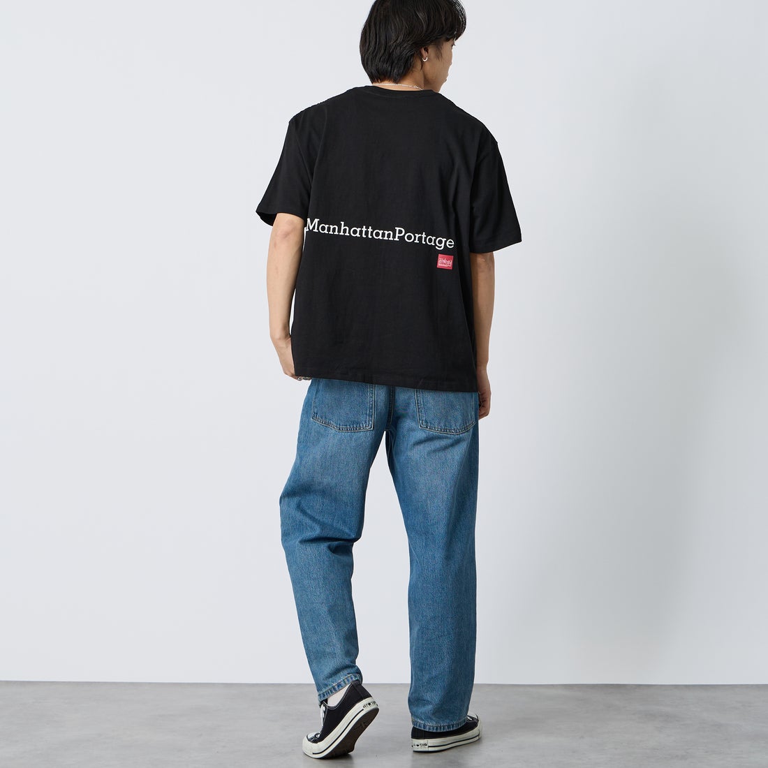 MANHATTAN PORTAGE [マンハッタンポーテージ] 別注 ポケット刺繍 バックプリントTシャツ [26SSMP-IN78-JF] BLACK &&モデル身長：179cm 着用サイズ：XL&&