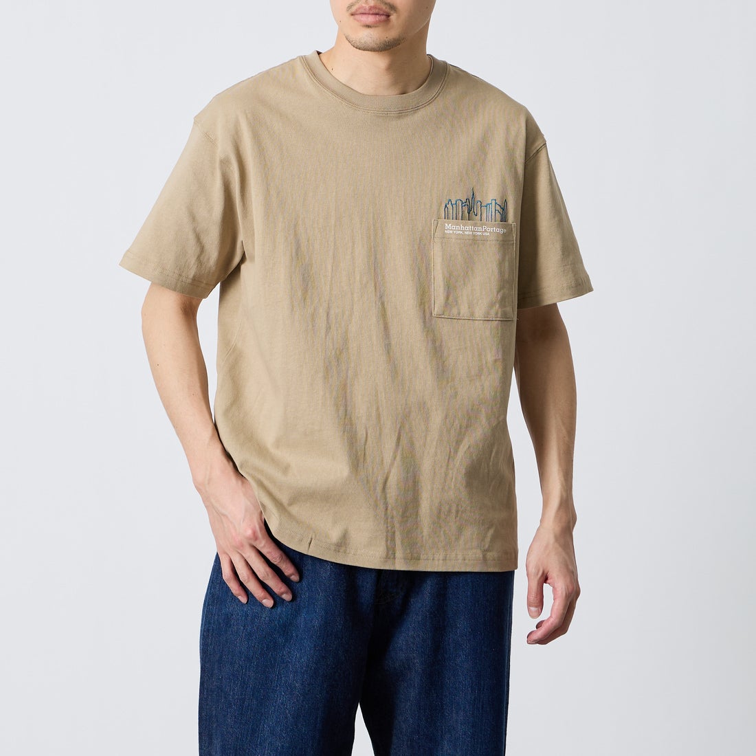 MANHATTAN PORTAGE [マンハッタンポーテージ] 別注 ポケット刺繍 バックプリントTシャツ [26SSMP-IN78-JF] BEIGE &&モデル身長：168cm 着用サイズ：M&&