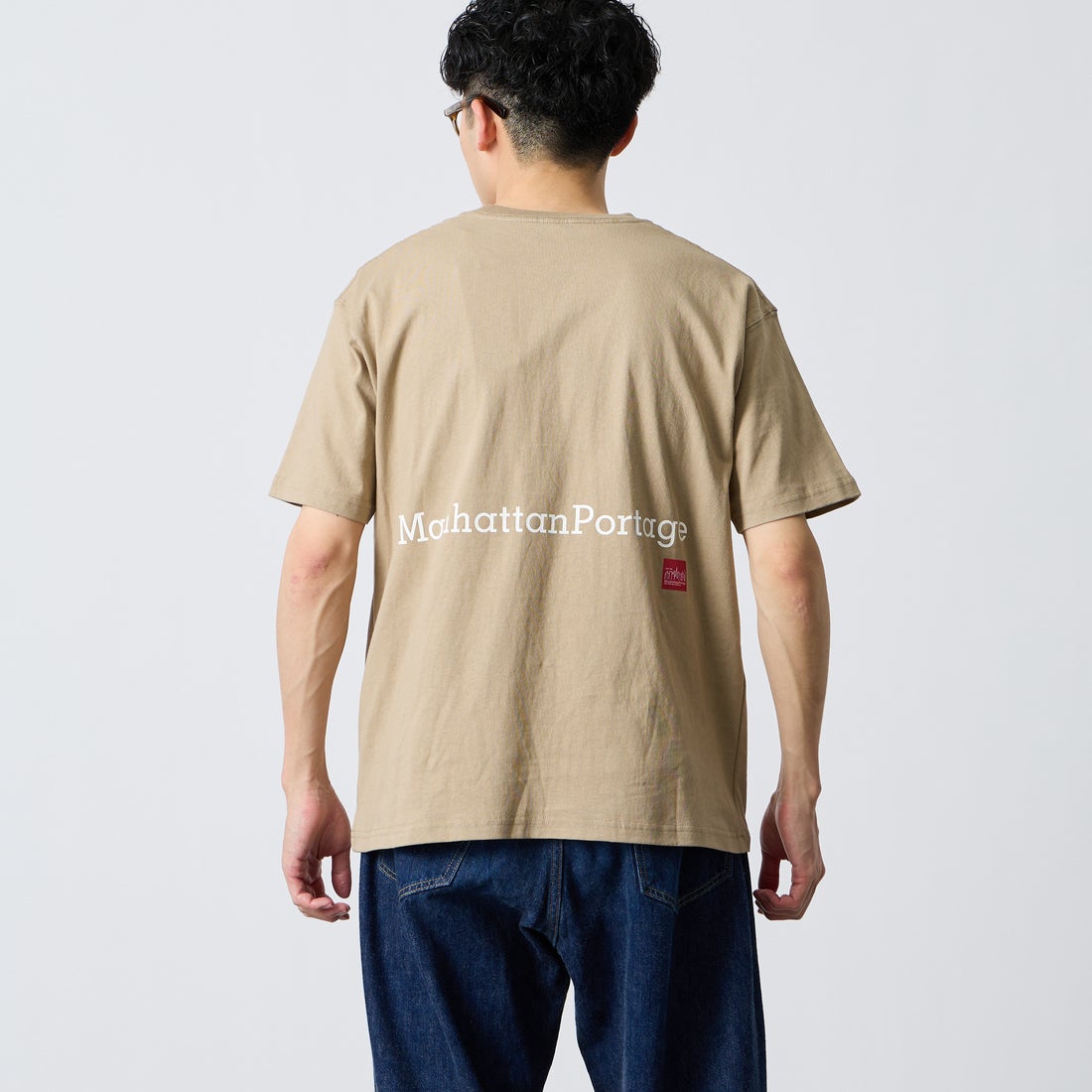 MANHATTAN PORTAGE [マンハッタンポーテージ] 別注 ポケット刺繍 バックプリントTシャツ [26SSMP-IN78-JF] BEIGE &&モデル身長：168cm 着用サイズ：M&&