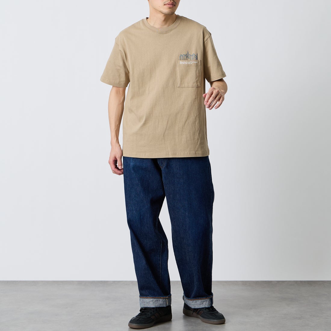 MANHATTAN PORTAGE [マンハッタンポーテージ] 別注 ポケット刺繍 バックプリントTシャツ [26SSMP-IN78-JF] BEIGE &&モデル身長：168cm 着用サイズ：M&&