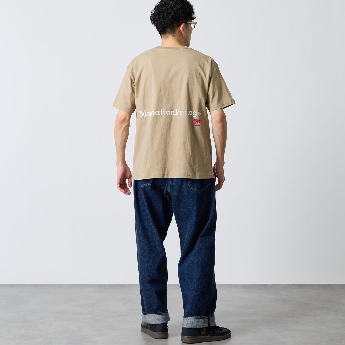 MANHATTAN PORTAGE [マンハッタンポーテージ] 別注 ポケット刺繍 バックプリントTシャツ [26SSMP-IN78-JF] BEIGE &&モデル身長：168cm 着用サイズ：M&&