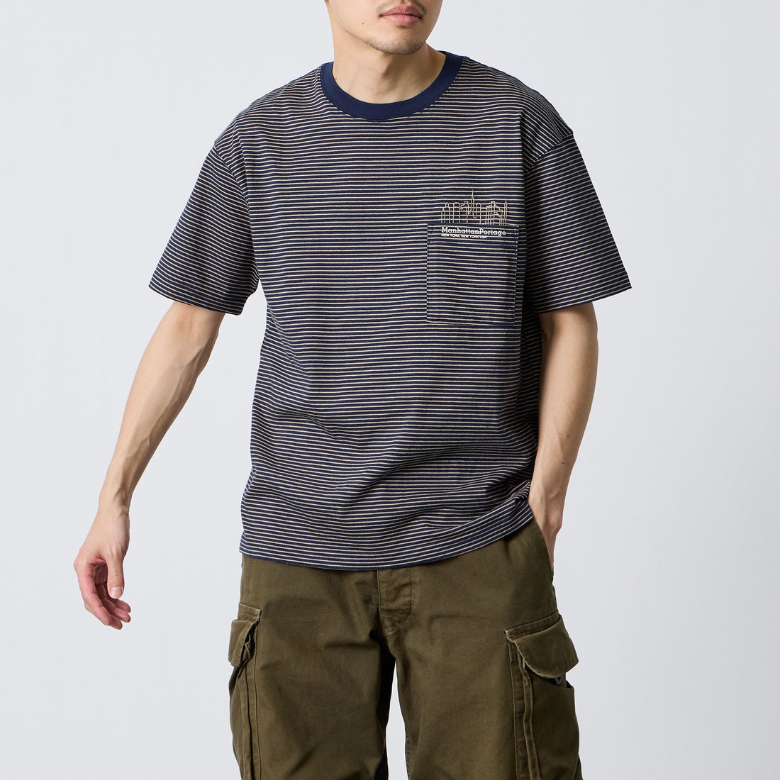 MANHATTAN PORTAGE [マンハッタンポーテージ] 別注 ポケット刺繍 バックプリントTシャツ [26SSMP-IN78-JF] NVY BORDER &&モデル身長：168cm 着用サイズ：M&&