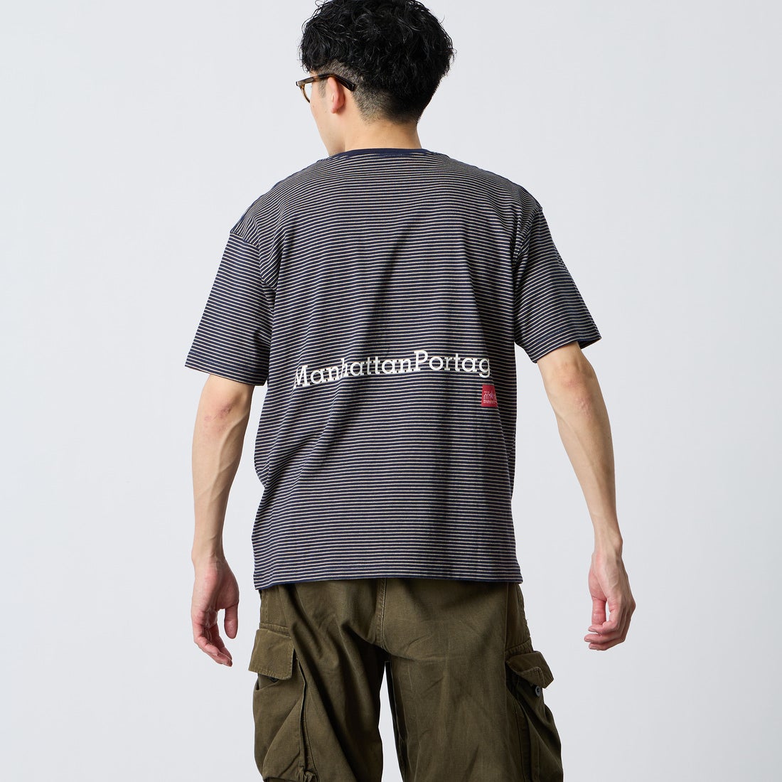 MANHATTAN PORTAGE [マンハッタンポーテージ] 別注 ポケット刺繍 バックプリントTシャツ [26SSMP-IN78-JF] NVY BORDER &&モデル身長：168cm 着用サイズ：M&&