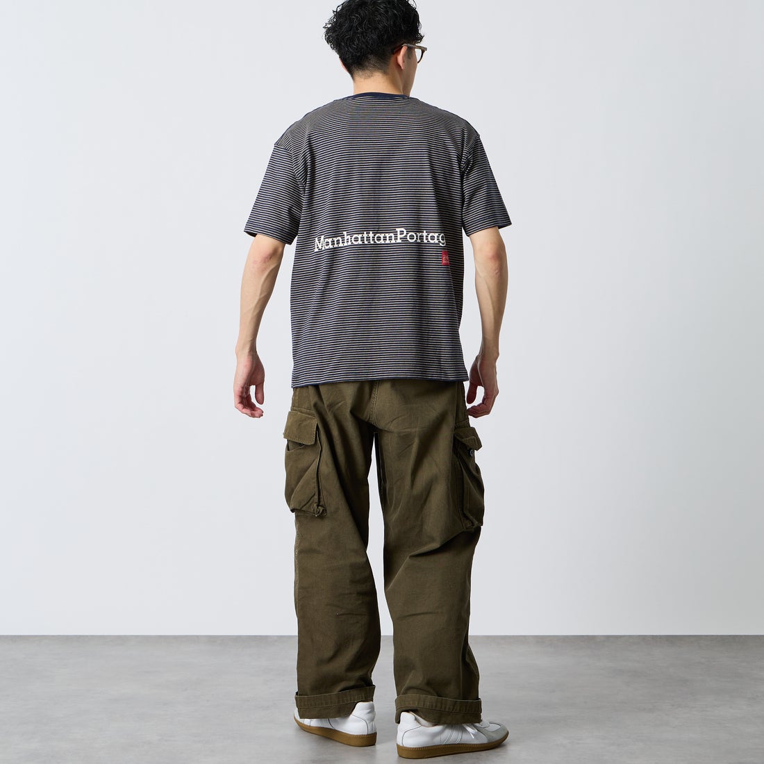 MANHATTAN PORTAGE [マンハッタンポーテージ] 別注 ポケット刺繍 バックプリントTシャツ [26SSMP-IN78-JF] NVY BORDER &&モデル身長：168cm 着用サイズ：M&&