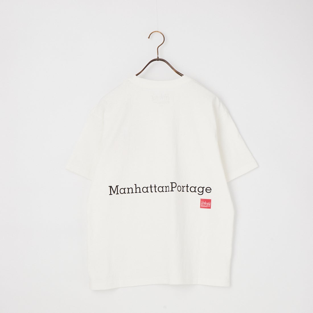 MANHATTAN PORTAGE [マンハッタンポーテージ] 別注 ポケット刺繍 バックプリントTシャツ [26SSMP-IN78-JF] WHITE