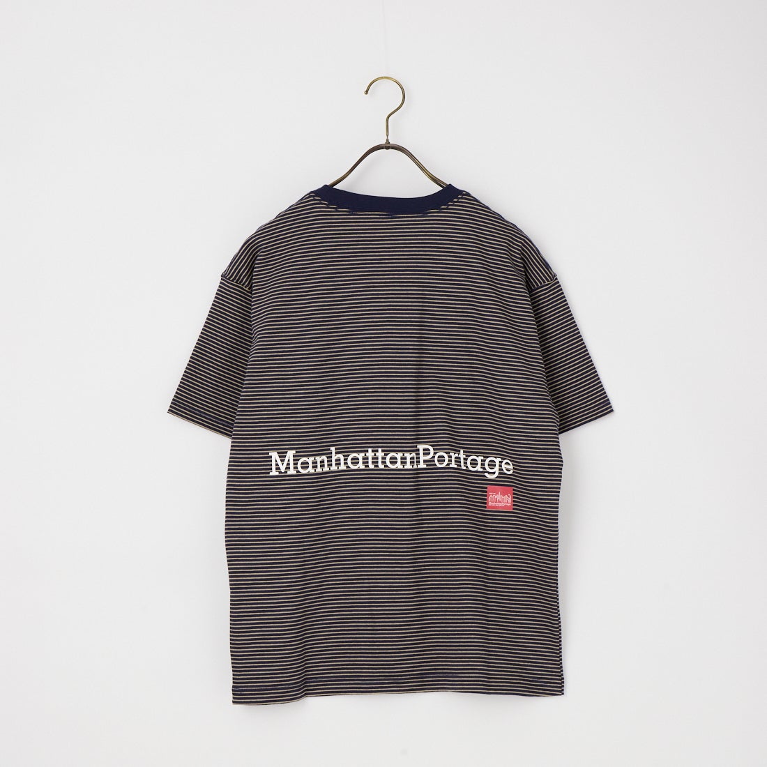 MANHATTAN PORTAGE [マンハッタンポーテージ] 別注 ポケット刺繍 バックプリントTシャツ [26SSMP-IN78-JF] NVY BORDER