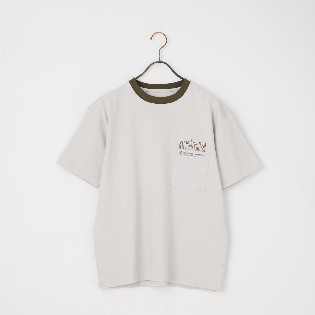 MANHATTAN PORTAGE [マンハッタンポーテージ] 別注 ポケット刺繍 バックプリントTシャツ [26SSMP-IN78-JF] L.GRAY