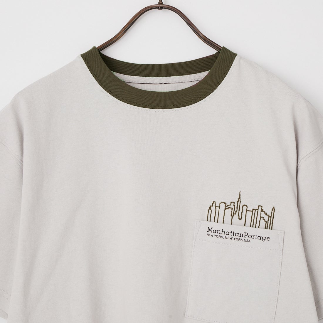 MANHATTAN PORTAGE [マンハッタンポーテージ] 別注 ポケット刺繍 バックプリントTシャツ [26SSMP-IN78-JF] L.GRAY