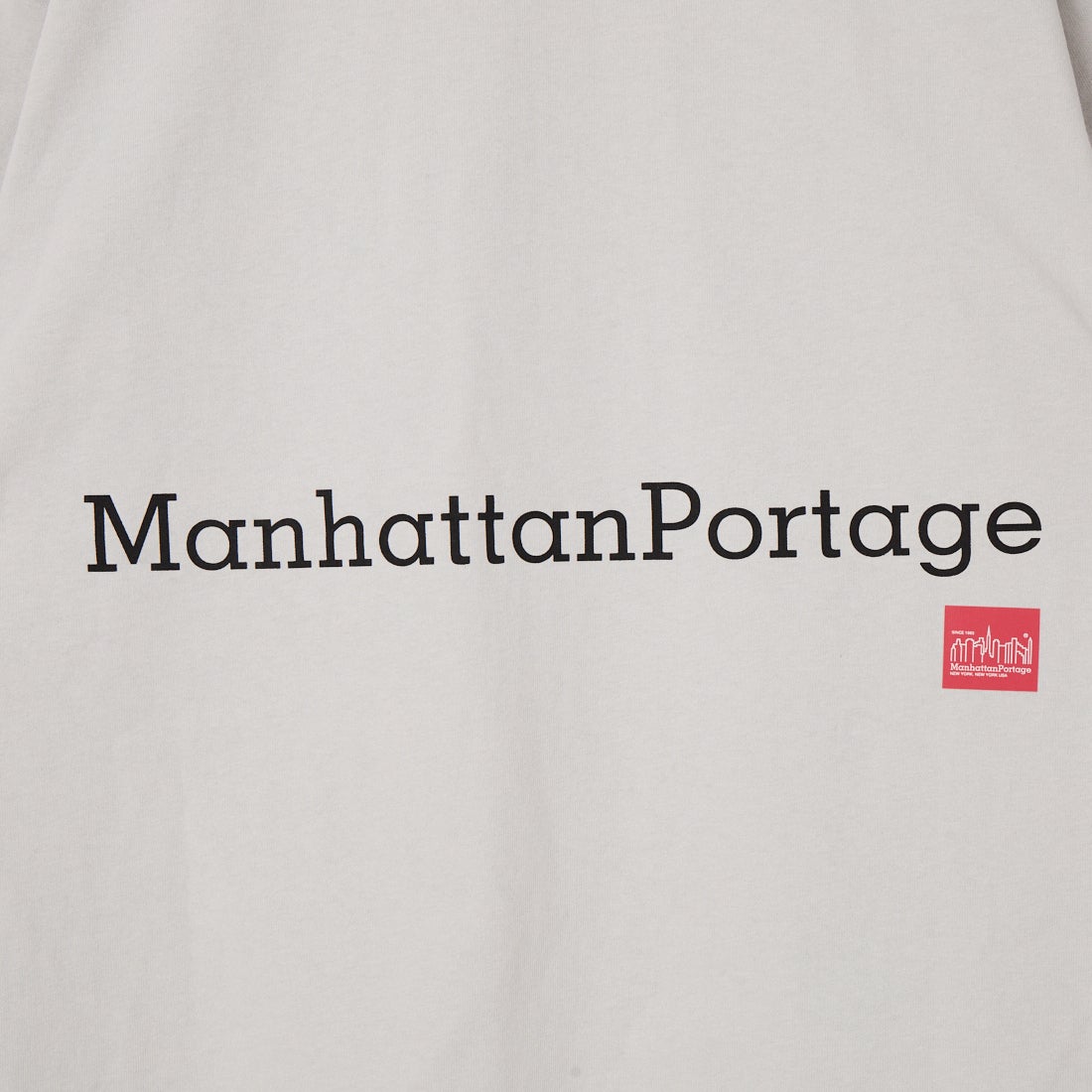 MANHATTAN PORTAGE [マンハッタンポーテージ] 別注 ポケット刺繍 バックプリントTシャツ [26SSMP-IN78-JF] L.GRAY