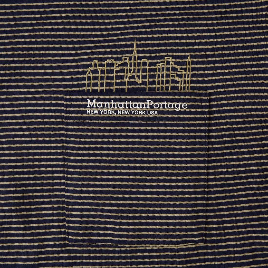 MANHATTAN PORTAGE [マンハッタンポーテージ] 別注 ポケット刺繍 バックプリントTシャツ [26SSMP-IN78-JF] NVY BORDER